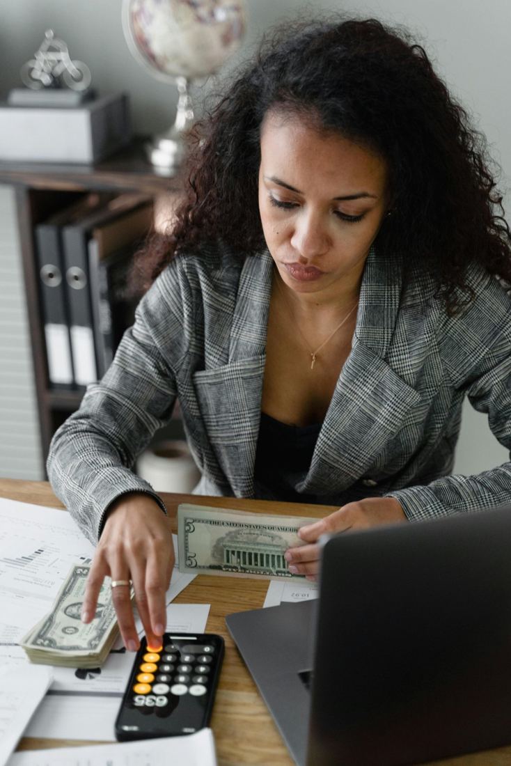 Mulher revisando as contas na mesa do escritório